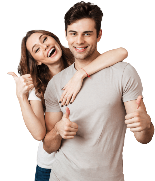 Szczęśliwa para młodych ludzi pokazująca palcami OK