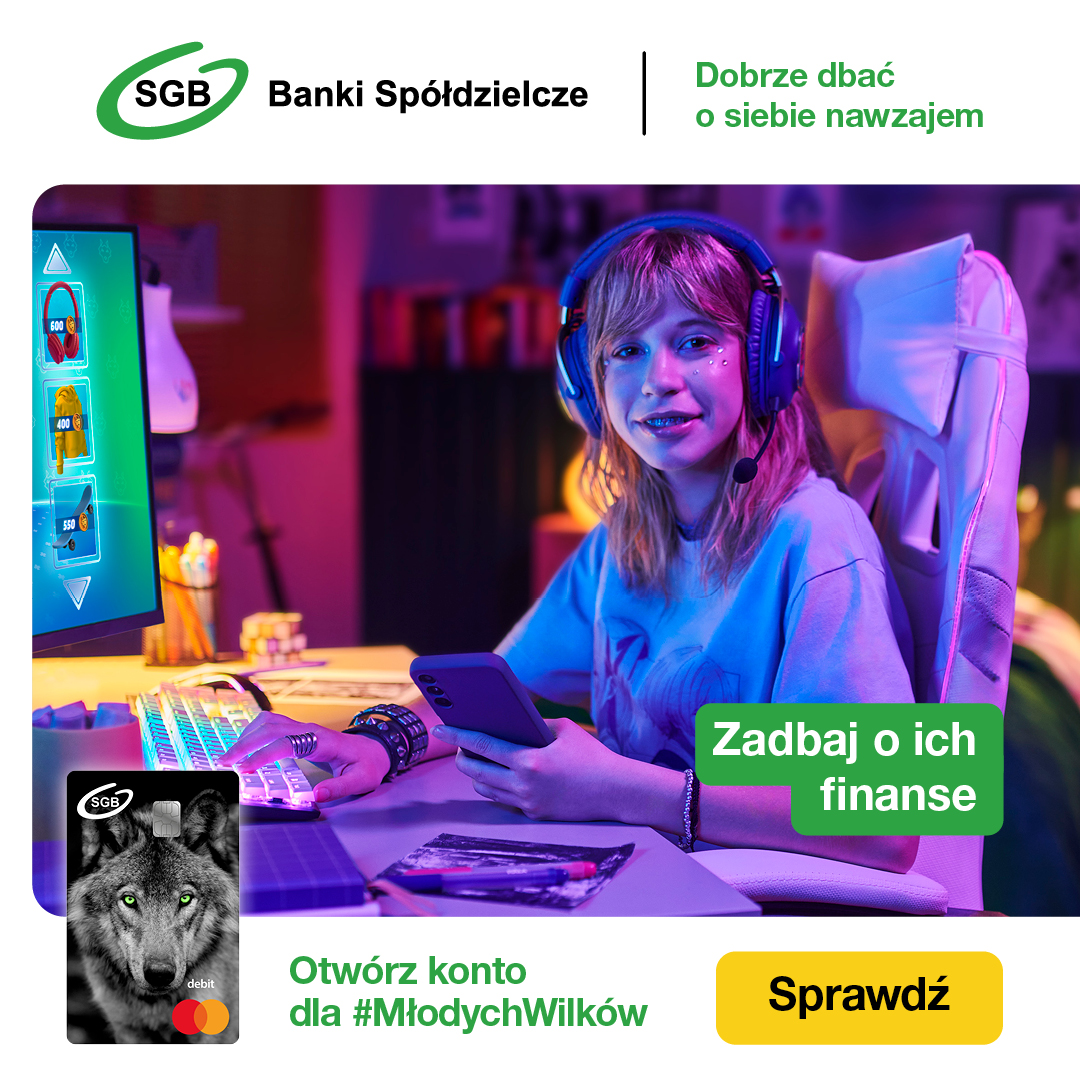 Nastolatka gra na komputerze w grę, ma ubrane słuchawki i trzyma telefon w ręce