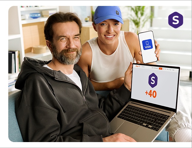 Tomasz Kot i Iga Świątek reklamujący Visa Mobile, Tomasz trzyma laptopa z włączonym serwisem Allego +40 Monet, Iga trzyma smartfon z włączonym logo Visa Mobile